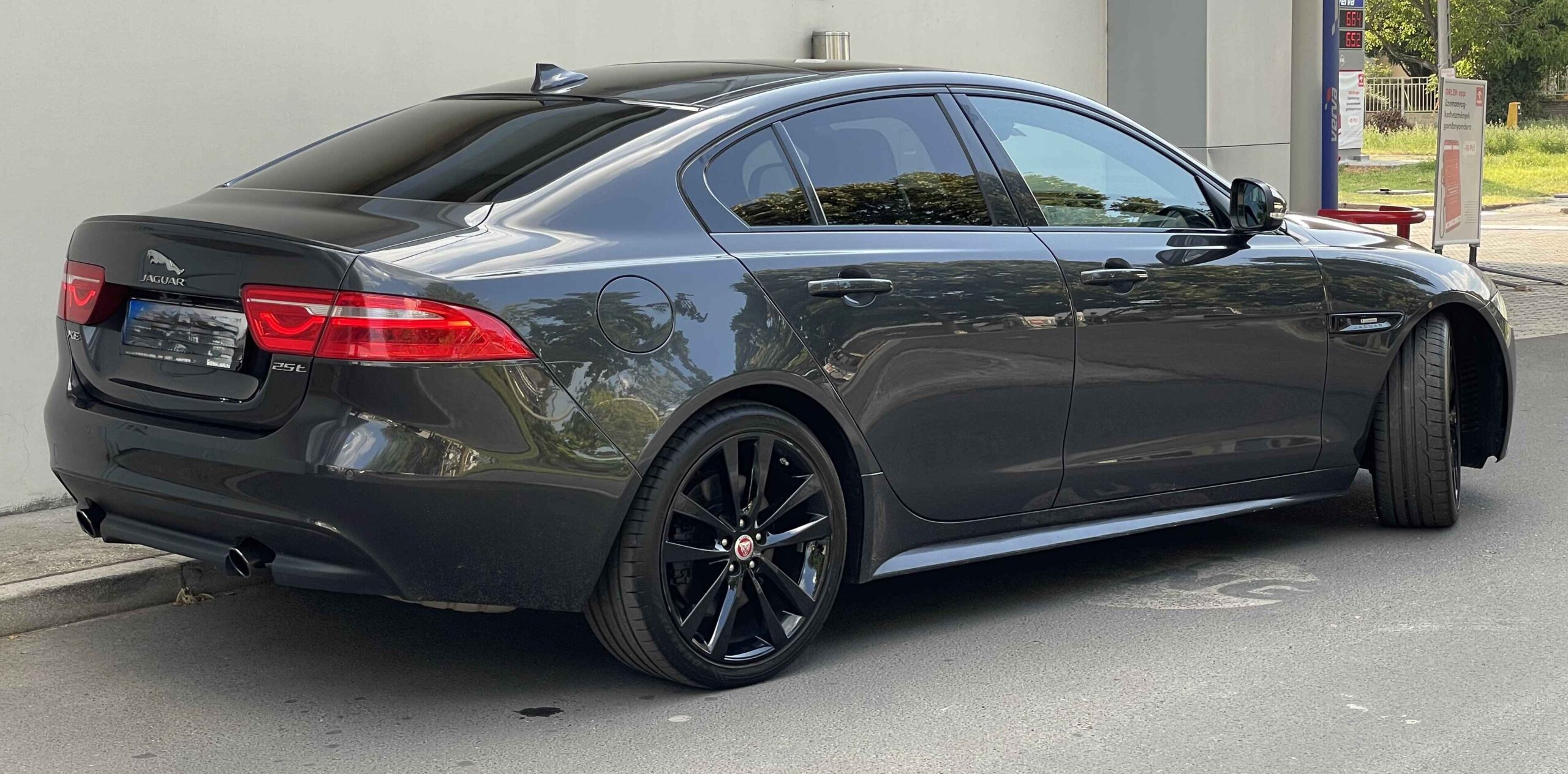 Jaguar XE Black Edition 2019