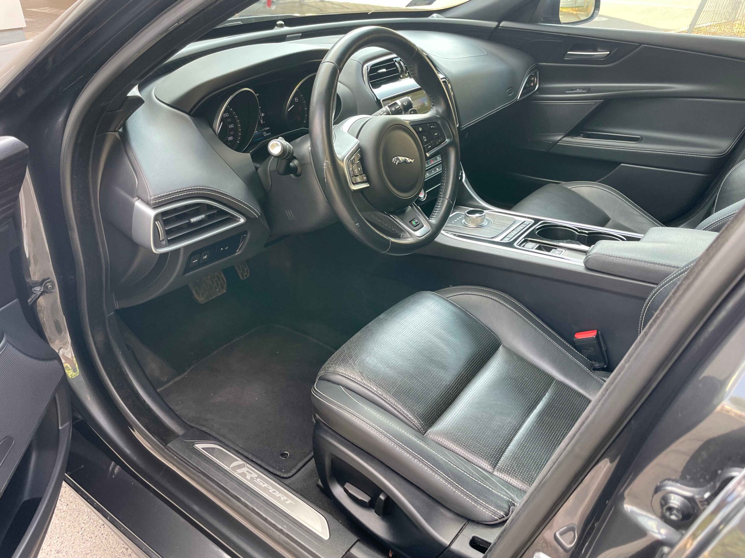 Jaguar XE Black Edition 2019